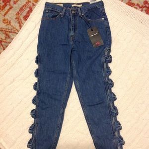 Levi Mom Jeans. Size 27